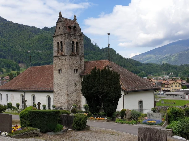 gsteigwiler-dorfkirche-gsteig-fruehling-aussenansicht