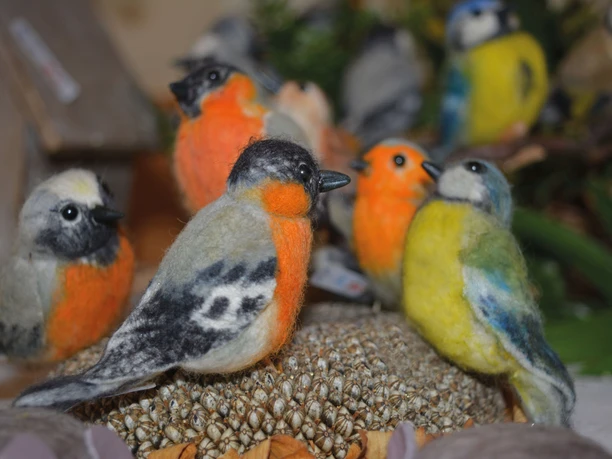 Von Hand hergstellte Filzvögel
