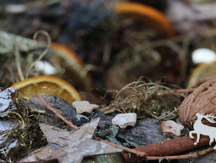 Verschiedene Auswahl von Adventskränzen und Weihnachtsdekoration