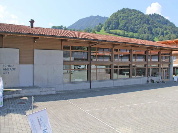 Grosszügige Turnhalle bei der Schulanlage Oey