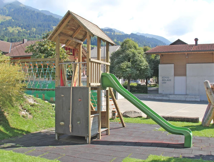 Aire de jeux spacieuse dans le complexe scolaire d'Oey