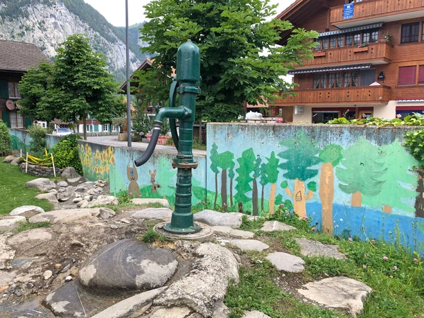 Pompe à eau sur l'aire de jeux de l'école d'Oey