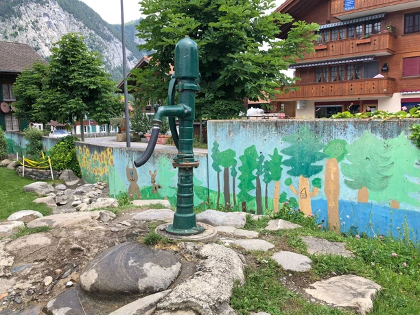 Handwasserpumpe auf Spielplatz