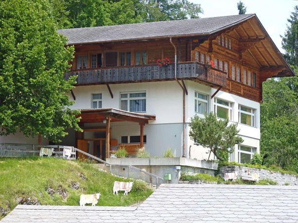 Wie ein Adlerhorst thront das alte Schulhaus über Entschwil