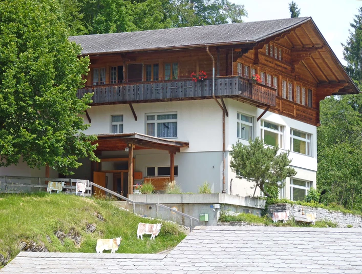 Wie ein Adlerhorst thront das alte Schulhaus über Entschwil