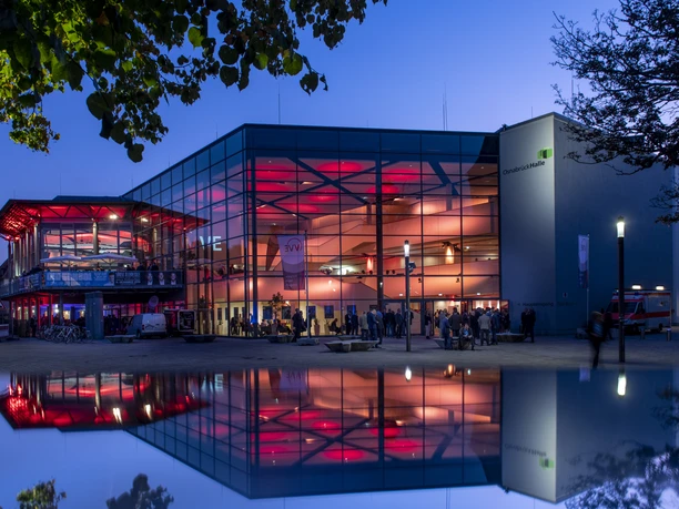 OsnabrückHalle beleuchtet am Abend