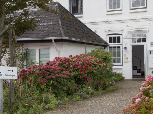 Seiteneingang Hausarztpraxis Stephanie Wilshere