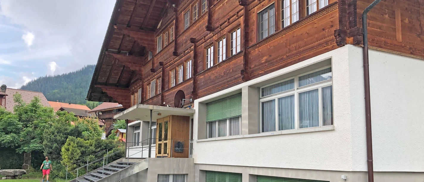 Schulhaus im Chaletstil