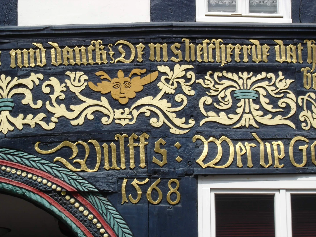 Nahaufnahme von Schnitzereien an Fachwerkhaus