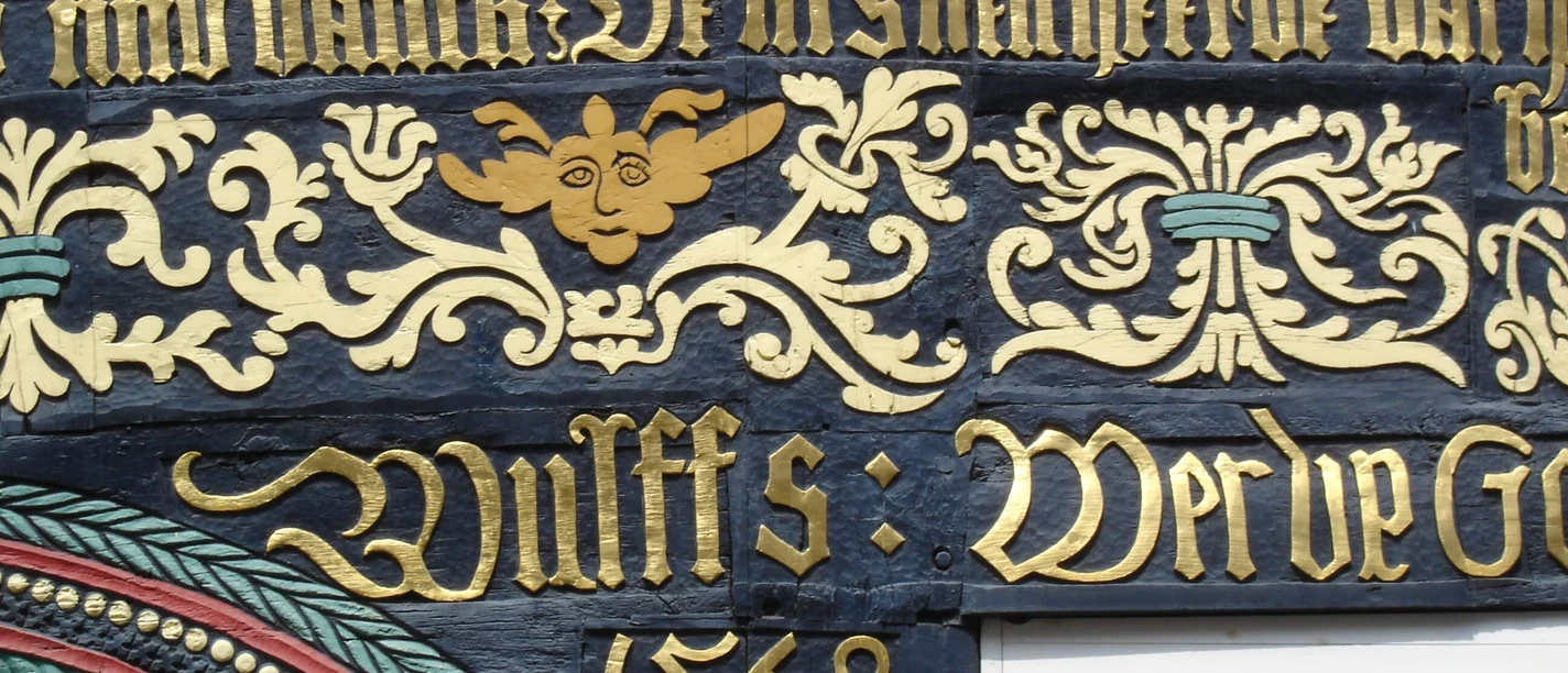 Nahaufnahme von Schnitzereien an Fachwerkhaus