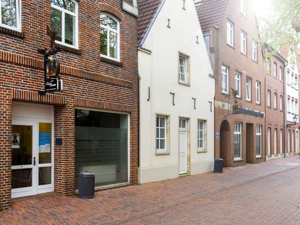 Burgtheater im Institut für Theaterpädagogik der HS Osnabrück Backsteinfassade mit Eingang des Burgtheaters in einer schmalen Gasse der Lingener Altstadt.