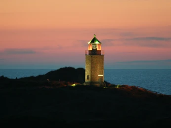 Quermarkenfeuer in der Dämmerung