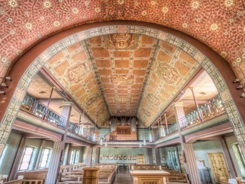 Innenansicht der St. Nikolaus Kapelle im Salvator Kolleg, hervorgehobene bemalte Deckenstruktur.
