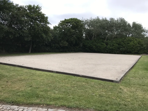 Bouleplatz im Avenarius Park