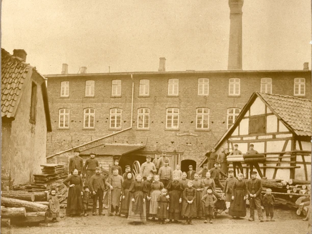 Historische Fotografie des Mühlenorts mit Belegschaft