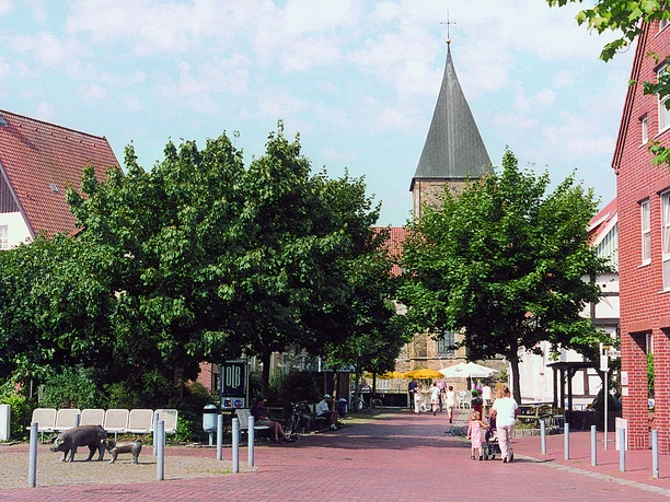 Historische Aufnahme: Brunnen mit Schweinen