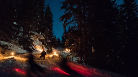outdoor-interlaken-nachtschlitteln-nacht-fackeln-schnee-schlitteln