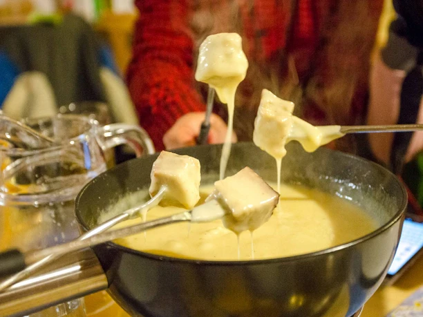 outdoor-interlaken-schlitteln-fondue-nachtessen-lecker