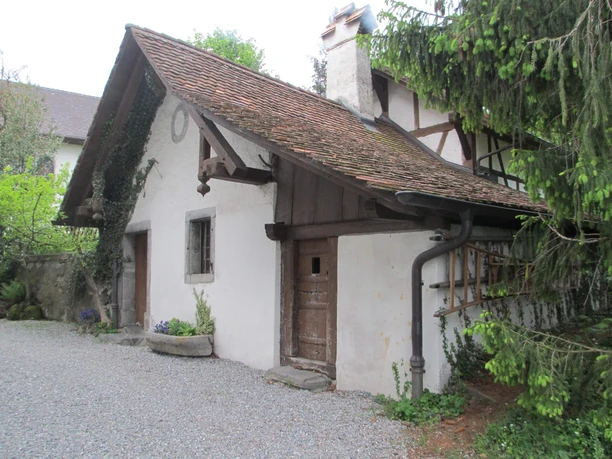 aeschi-ofenhaus-besichtigung-aussenansicht-eingangsbereich