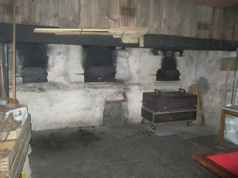 aeschi-ofenhaus-besichtigung-innenbereich-holzofen