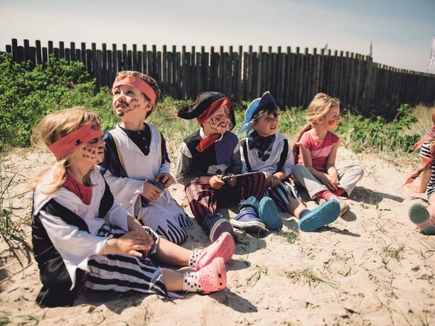 Kinder vor der Villa Kunterbunt