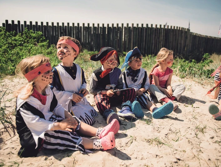Kinder vor der Villa Kunterbunt