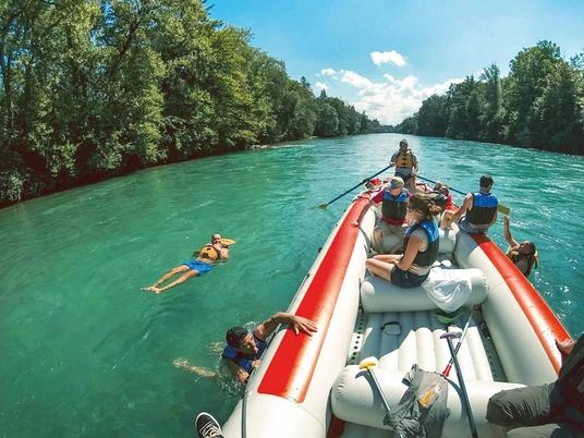 schlauchboot-aare-bootfahrt-outdoor-interlaken-sommer-thun-bern