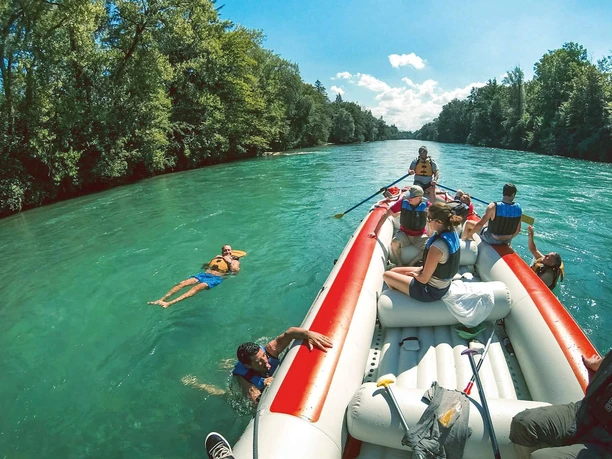 schlauchboot-aare-bootfahrt-outdoor-interlaken-sommer-thun-bern