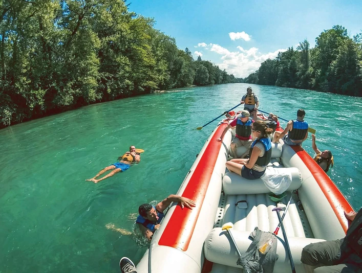 schlauchboot-aare-bootfahrt-outdoor-interlaken-sommer-thun-bern