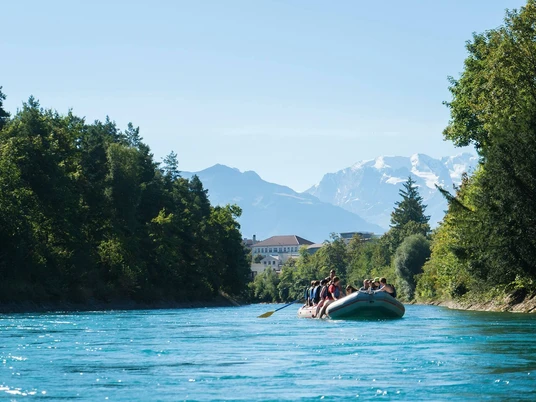schlauchboot-aare-bootfahrt-fluss-outdoor-interlaken-sommer-thun-bern