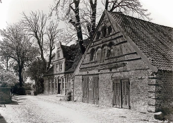 Materialienhaus und Nachbarhäuser