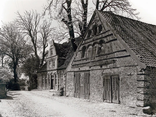 Materialienhaus und Nachbarhäuser