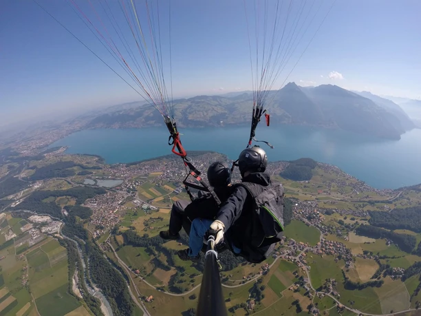 thun-swissgliders-thunersee-sommer-paragliding