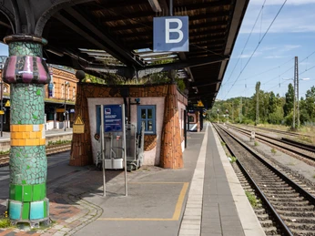 Toll gestalteter Bahnsteig am Hundertwasserbahnhof Uelzen Der Künstler Friedensreich Hundertwasser prägte diesen BahnhofThe artist Friedensreich Hundertwasser left his mark on this stationKunstneren Friedensreich Hundertwasser satte sit præg på denne jernbanestationDe kunstenaar Friedensreich Hundertwasser drukte zijn stempel op dit station