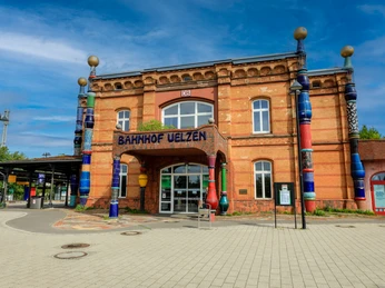 Kunst und Architektur in Uelzen am HundertwasserbahnhofArt and architecture in Uelzen at the Hundertwasser stationKunst og arkitektur i Uelzen på Hundertwasser-banegårdenKunst en architectuur in Uelzen bij het Hundertwasser station