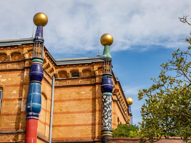 De kunstenaar Hundertwasser ontwierp dit station