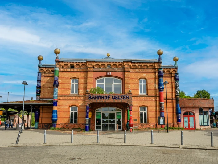 Der schönste Bahnhof Deutschlands liegt in UelzenThe most beautiful train station in Germany is in UelzenDen smukkeste jernbanestation i Tyskland ligger i UelzenHet mooiste treinstation van Duitsland ligt in Uelzen