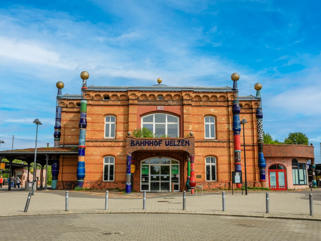 Hundertwasserbahnhof Uelzen Der schönste Bahnhof Deutschlands liegt in UelzenThe most beautiful train station in Germany is in UelzenDen smukkeste jernbanestation i Tyskland ligger i UelzenHet mooiste treinstation van Duitsland ligt in Uelzen