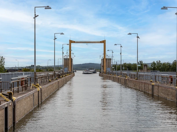 Einfahrt von oben in die Schleuse Uelzen Esterholz Die Einfahrt von oben in die Schleuse Uelzen Esterholz ist höher