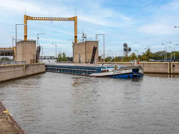 Schleuse Uelzen Esterholz Ausfahrt oben 23 Meter nach oben gefahren, nun erfolgt die Ausfahrt aus der Schleuse