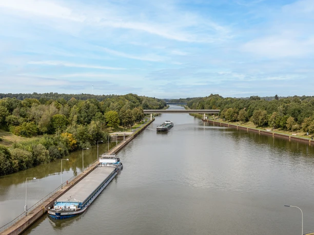 Een weids uitzicht over het Elbeseidenkanaal