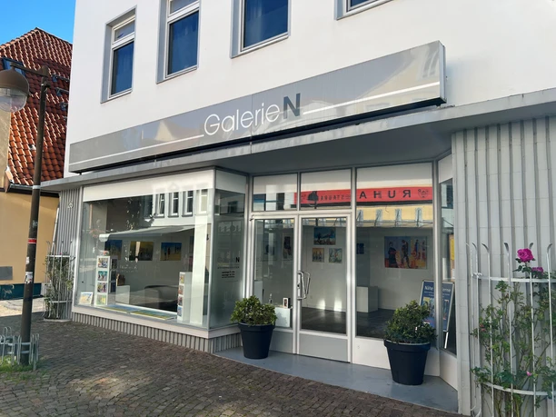 Die moderne Galerie N mit großen Schaufenstern lädt zur Kunstbetrachtung im Innern ein.