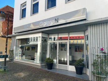 Galerie N Die moderne Galerie N mit großen Schaufenstern lädt zur Kunstbetrachtung im Innern ein.