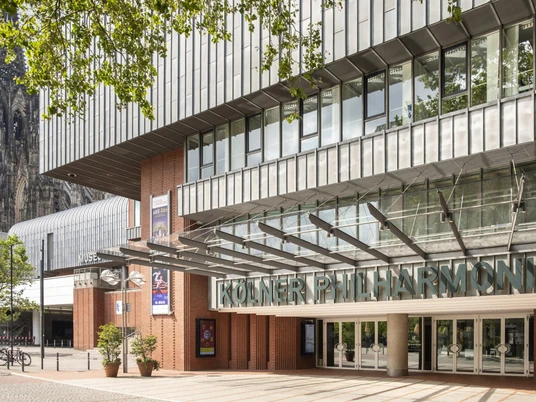 Kölner Philharmonie Das Bild zeigt den Eingang der Kölner Philharmonie mit seiner modernen, gläsernen Fassade und dem markanten Schriftzug.The picture shows the entrance to the Kölner Philharmonie with its modern, glass façade and striking lettering.