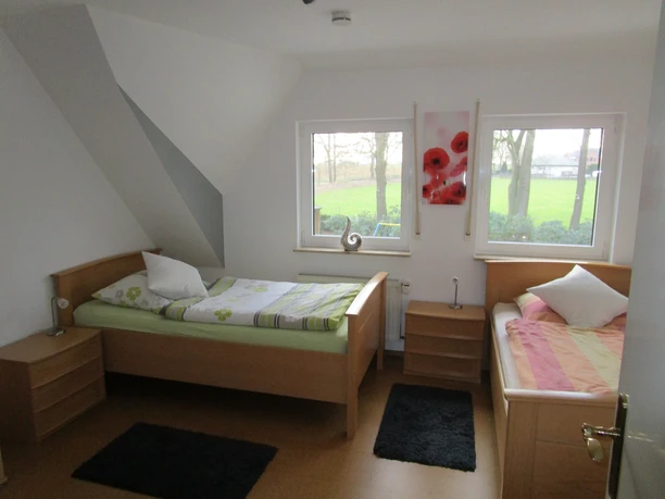 Schlafzimmer mit zwei Einzelbetten