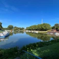 Hafen Nienburg Eine ruhige Flussmündung mit festgemachten Booten und umliegendem saftigem Grün unter blauem Himmel.A calm estuary with moored boats and surrounding lush greenery under a blue sky.En rolig flodmunding med fortøjede både og omkringliggende frodigt grønt under en blå himmel.Een rustige riviermonding met aangemeerde boten en omringend weelderig groen onder een blauwe hemel.