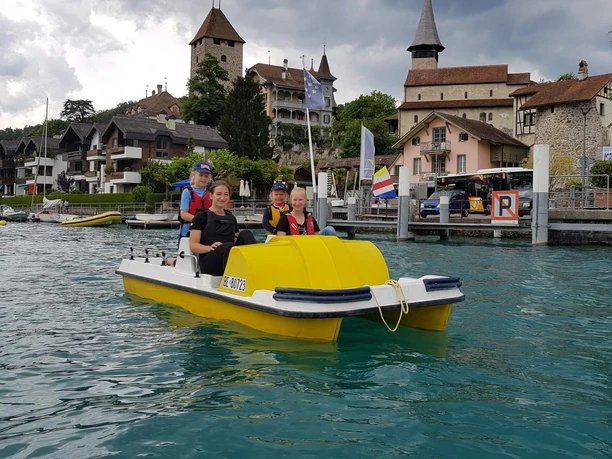 segelschule-thunersee-pedalo-schloss-spiez-sommer