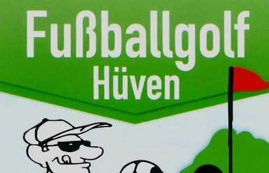 Fußballgolf Hüven Grünes Werbeschild mit der Aufschrift Fußballgolf Hüven und einer Zeichnung spielender Personen.