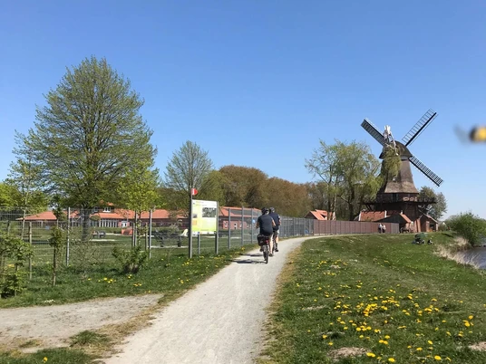 Radfahrer-Hengstforder Mühle-Apen Radfahrer unterwegs auf einem malerischen Pfad zur Hengstforder Mühle bei strahlendem Sonnenschein.