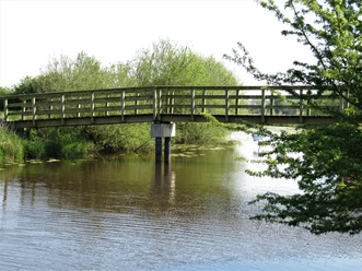 Radler Brücke in Holtgast Die Radler Brücke in Holtgast spannt sich elegant über einen ruhigen Fluss, umgeben von üppigem Grün.